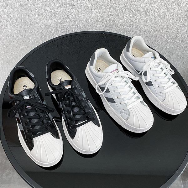 Új modell alkalmi férfi tornacipők fűzős fehér és fekete színben