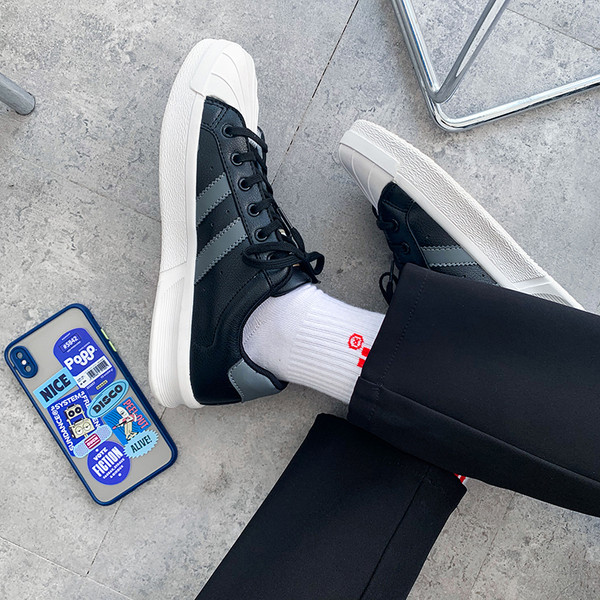 Új modell alkalmi férfi tornacipők fűzős fehér és fekete színben