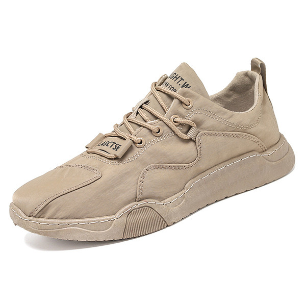 Alkalmi férfi tornacipő fűzővel és feliratokkal