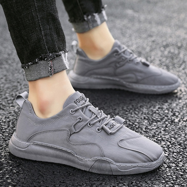 Alkalmi férfi tornacipő fűzővel és feliratokkal