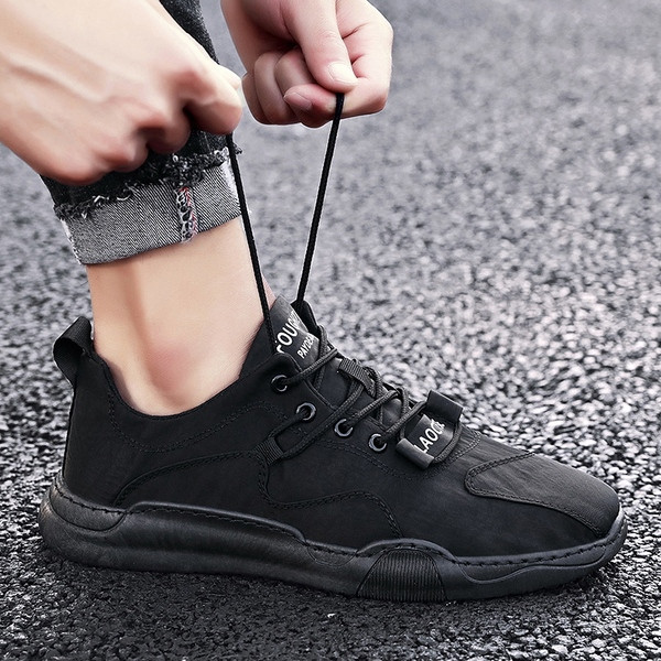 Alkalmi férfi tornacipő fűzővel és feliratokkal