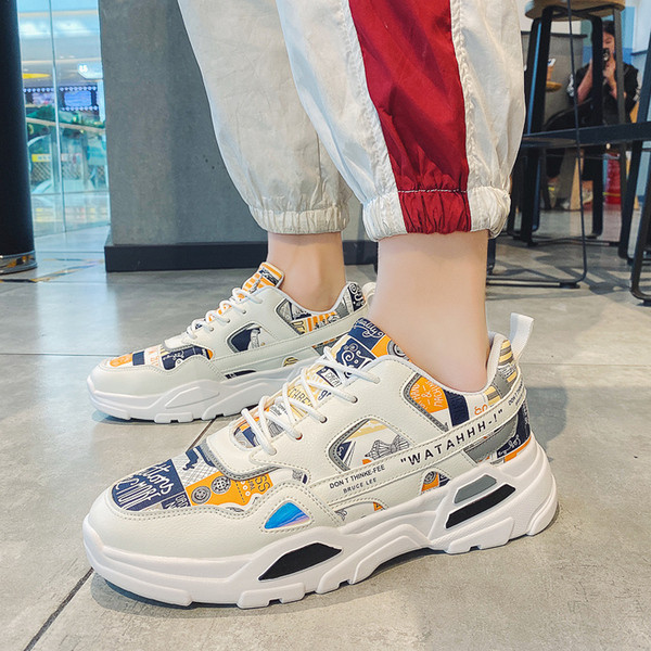 Színes férfi tornacipő durva talppal, feliratokkal