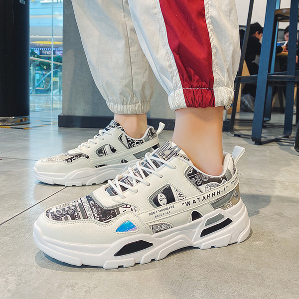 Színes férfi tornacipő durva talppal, feliratokkal