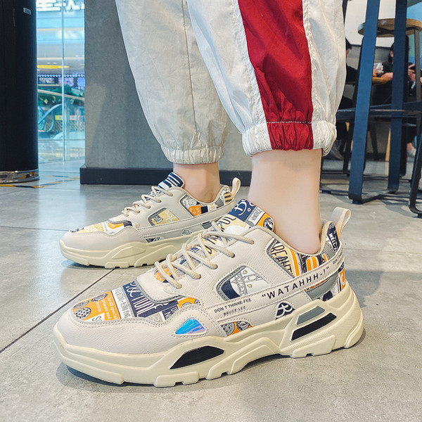 Színes férfi tornacipő durva talppal, feliratokkal