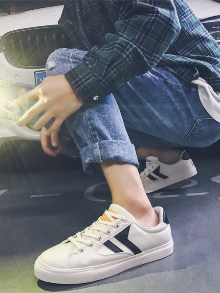 Alkalmi férfi tornacipő lapos talppal - öko bőr