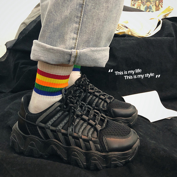 Színes férfi tornacipő durva talppal és fűzővel – új modell