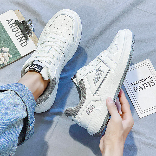 Légáteresztő férfi tornacipő eco bőrből hímzéssel, két modellben