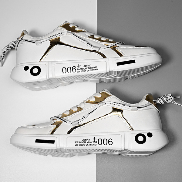 Meeste vabaaja tossud lameda talla, paelte ja pealdistega kahes mudelis