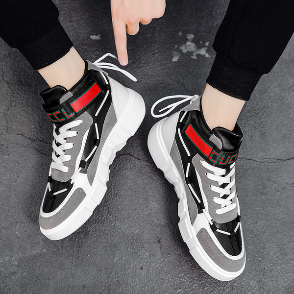 Meeste vabaaja tossud lameda talla, paelte ja pealdistega kahes mudelis