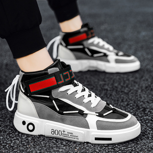 Meeste vabaaja tossud lameda talla, paelte ja pealdistega kahes mudelis