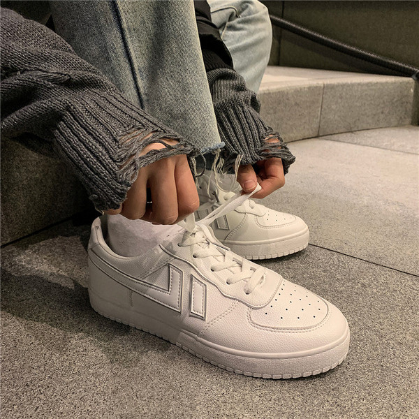 Eko bőrből készült, lapos talpú férfi tornacipő