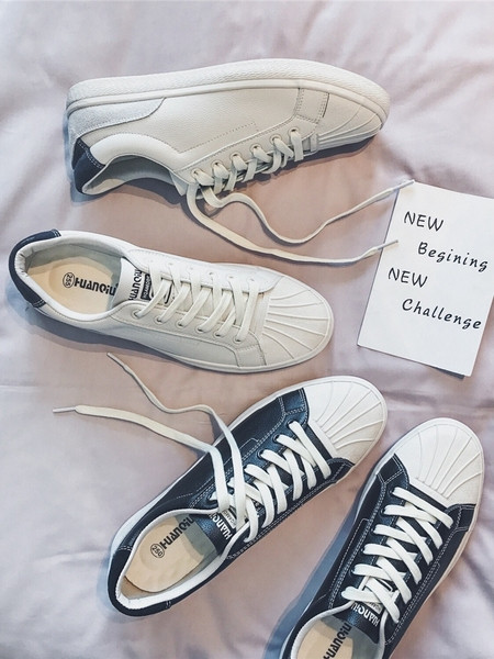 Modern férfi tornacipő eko bőrből, lapos talppal