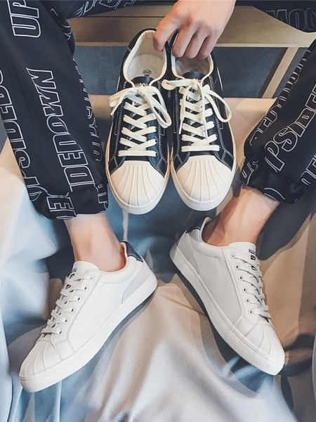 Modern férfi tornacipő eko bőrből, lapos talppal