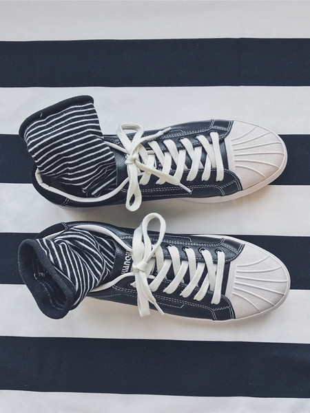 Modern férfi tornacipő eko bőrből, lapos talppal