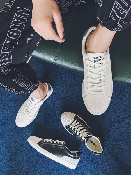 Modern férfi tornacipő eko bőrből, lapos talppal