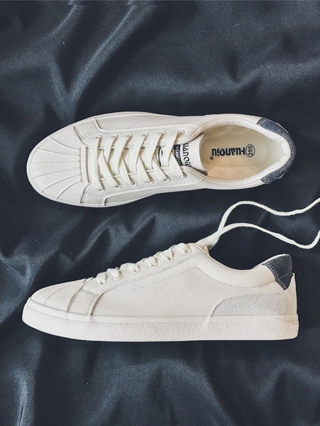 Modern férfi tornacipő eko bőrből, lapos talppal