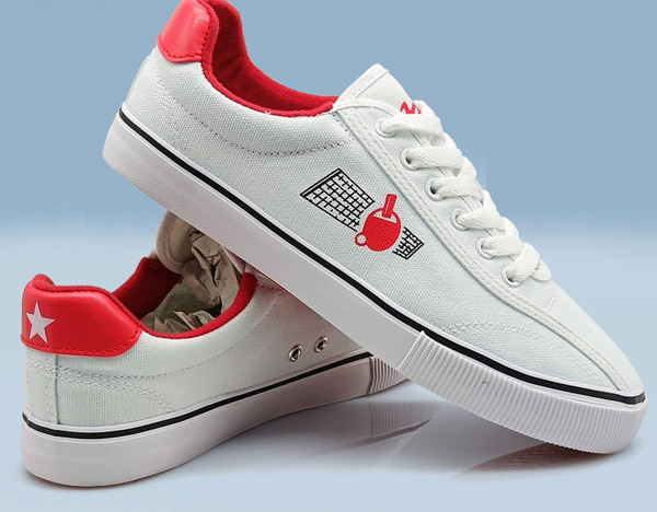 Modern férfi tornacipő hímzéssel, lapos talppal