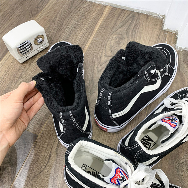 Férfi tornacipő fekete textil színben - két modell