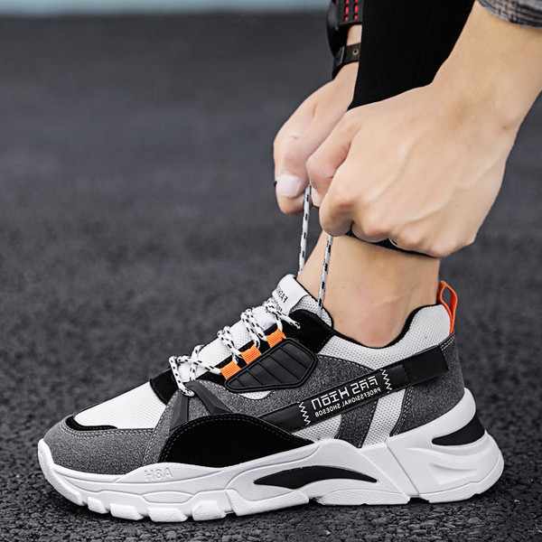 Durva talpú, feliratos férfi sportcipő