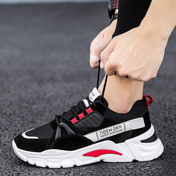 Durva talpú, feliratos férfi sportcipő