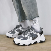 Férfi sportcipő fehér és fekete színben, durva talppal