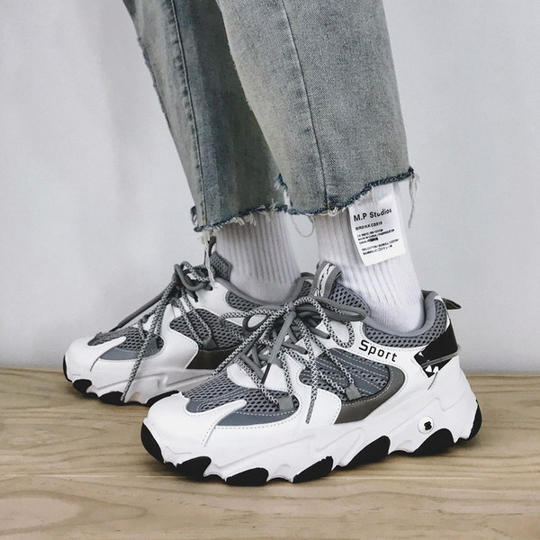 Férfi sportcipő fehér és fekete színben, durva talppal