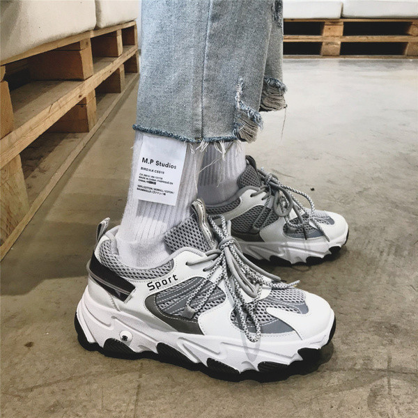 Férfi sportcipő fehér és fekete színben, durva talppal