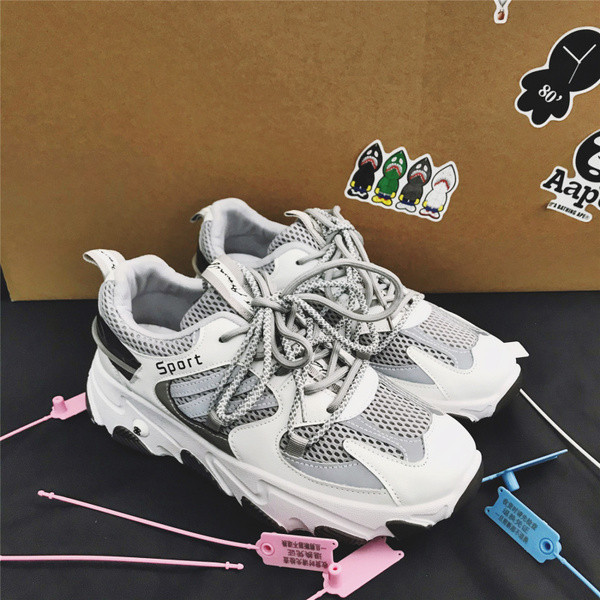 Férfi sportcipő fehér és fekete színben, durva talppal