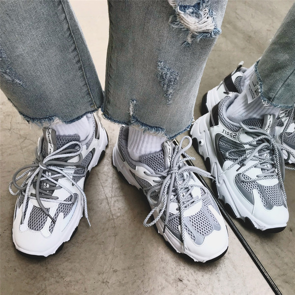 Férfi sportcipő fehér és fekete színben, durva talppal