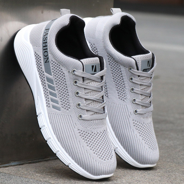 Hétköznapi férfi tornacipő hálóval