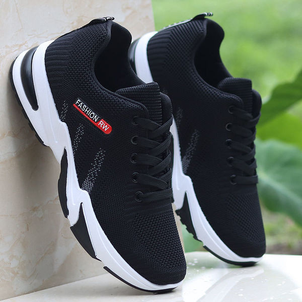 Hétköznapi férfi tornacipő hálóval