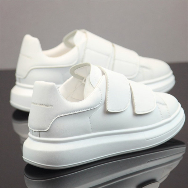 Alkalmi, fehér férfi tornacipő matricákkal