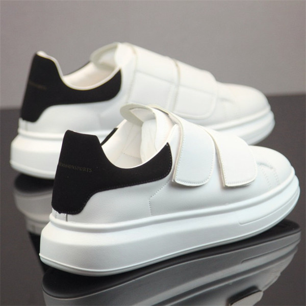 Alkalmi, fehér férfi tornacipő matricákkal