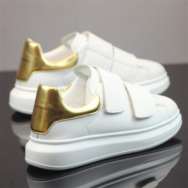 Alkalmi, fehér férfi tornacipő matricákkal