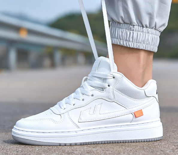 Modern, fűzős férfi tornacipő