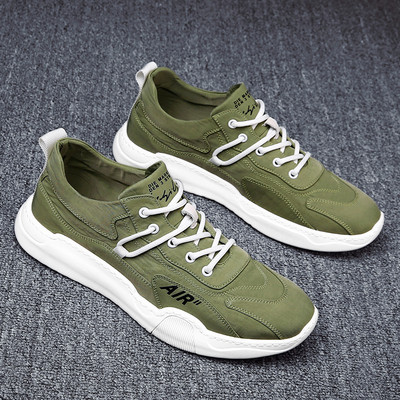 Légáteresztő anyagból készült modern férfi tornacipő felirattal