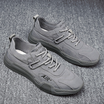 Légáteresztő anyagból készült modern férfi tornacipő felirattal