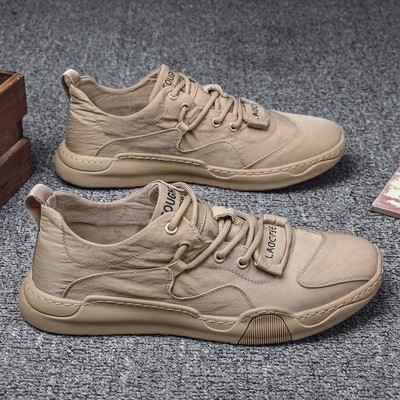 Légáteresztő anyagból készült modern férfi tornacipő felirattal