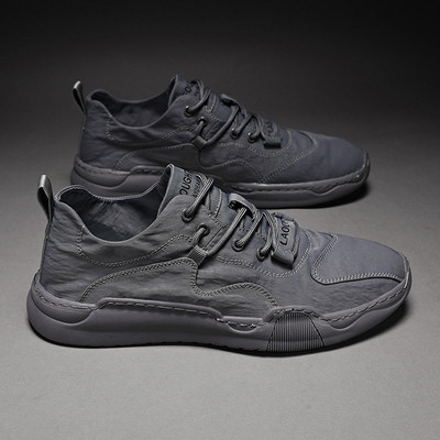 Légáteresztő anyagból készült modern férfi tornacipő felirattal