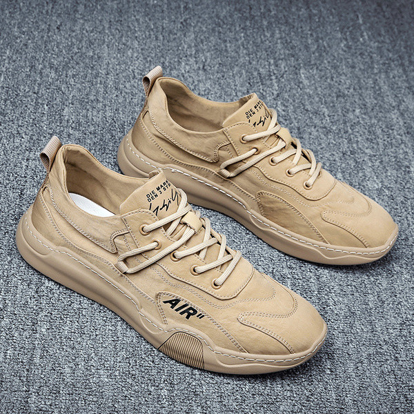 Légáteresztő anyagból készült modern férfi tornacipő felirattal