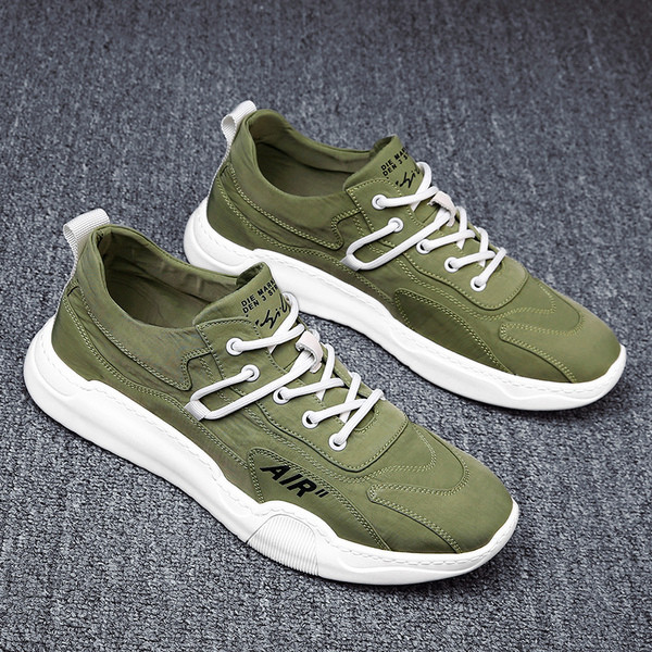 Légáteresztő anyagból készült modern férfi tornacipő felirattal