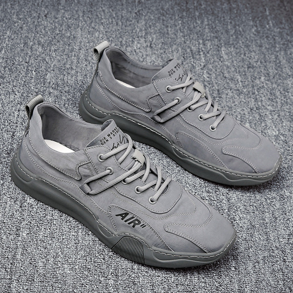 Légáteresztő anyagból készült modern férfi tornacipő felirattal