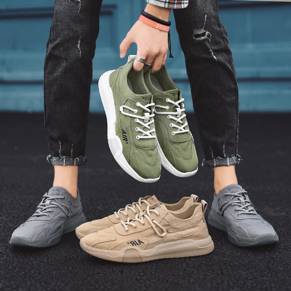 Légáteresztő anyagból készült modern férfi tornacipő felirattal