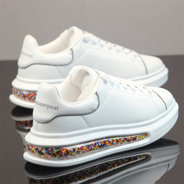 Öko bőrből készült fehér férfi tornacipő új modellje