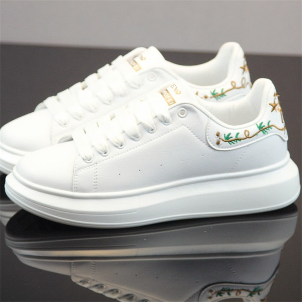 Aktuális férfi tornacipő hímzéssel, vastag talppal