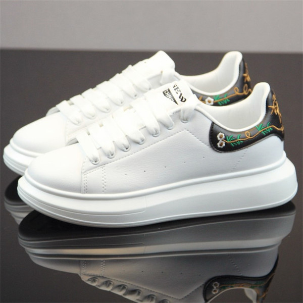 Aktuális férfi tornacipő hímzéssel, vastag talppal