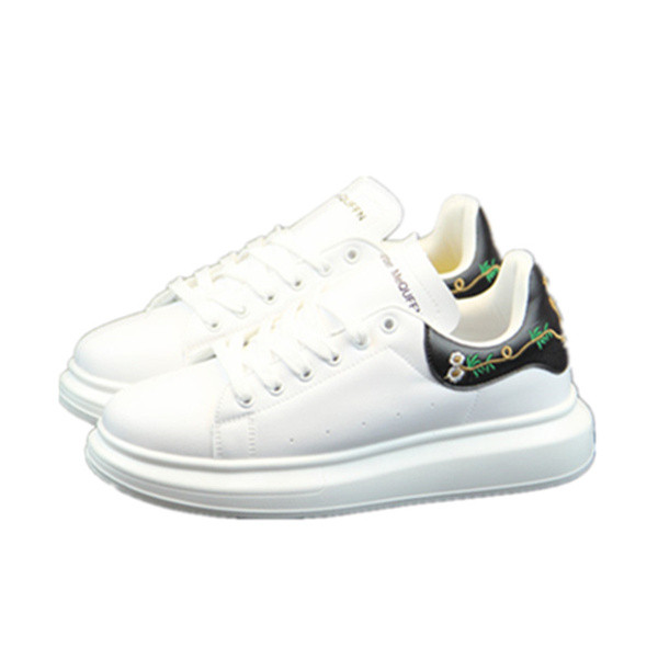 Aktuális férfi tornacipő hímzéssel, vastag talppal