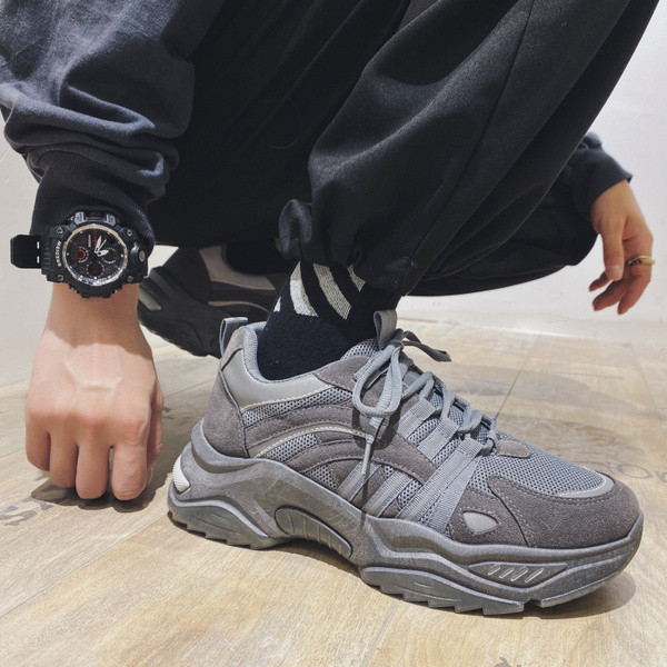 Alkalmi férfi tornacipő durva talppal - szürke és fekete