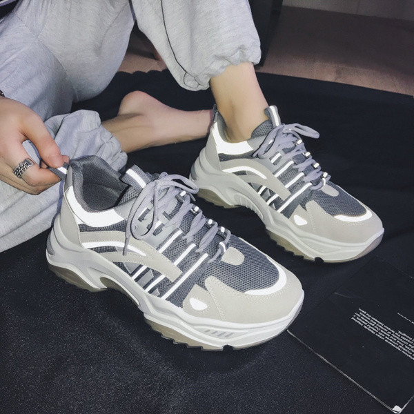 Alkalmi férfi tornacipő durva talppal - szürke és fekete