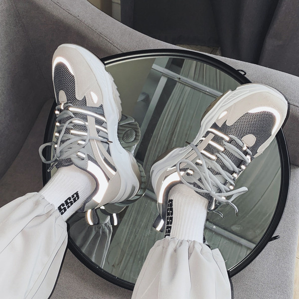 Alkalmi férfi tornacipő durva talppal - szürke és fekete